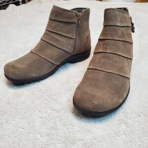 Clarks Beige Tan Suede Leather Lagenlook Ruched Zip Ankle Boots Shoes 6W 6 Wide